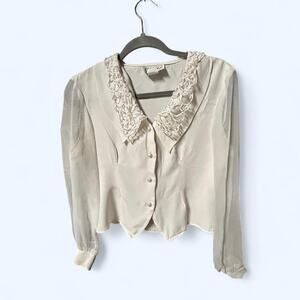 XS Vintage 80s short cream blouse with crochet lace collar derail, faux pearl
